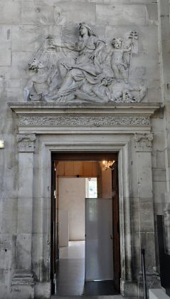 Bas-relief au-dessus d'une porte