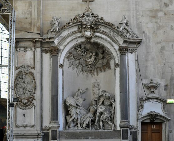 Ronde-bosse en stuc dans le bras nord du transept