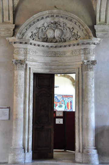 Porte du réfectoire des chanoines et son célèbre fronton