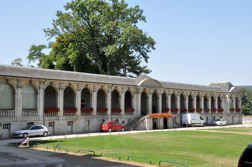 La galerie du bord de l'eau dans la Cour d'Honneur