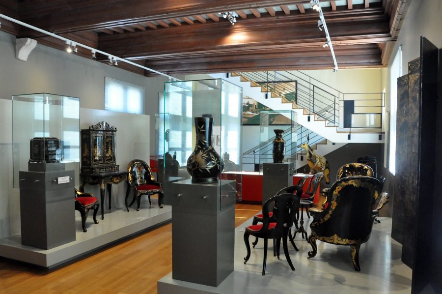 Salle du papier mâché avec buffets et fauteuils