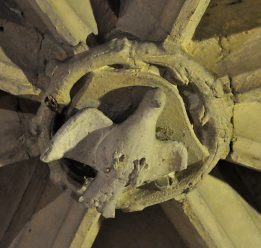 La Colombe dans la clé de voûte centrale de la chapelle du Saint–Sépulcre