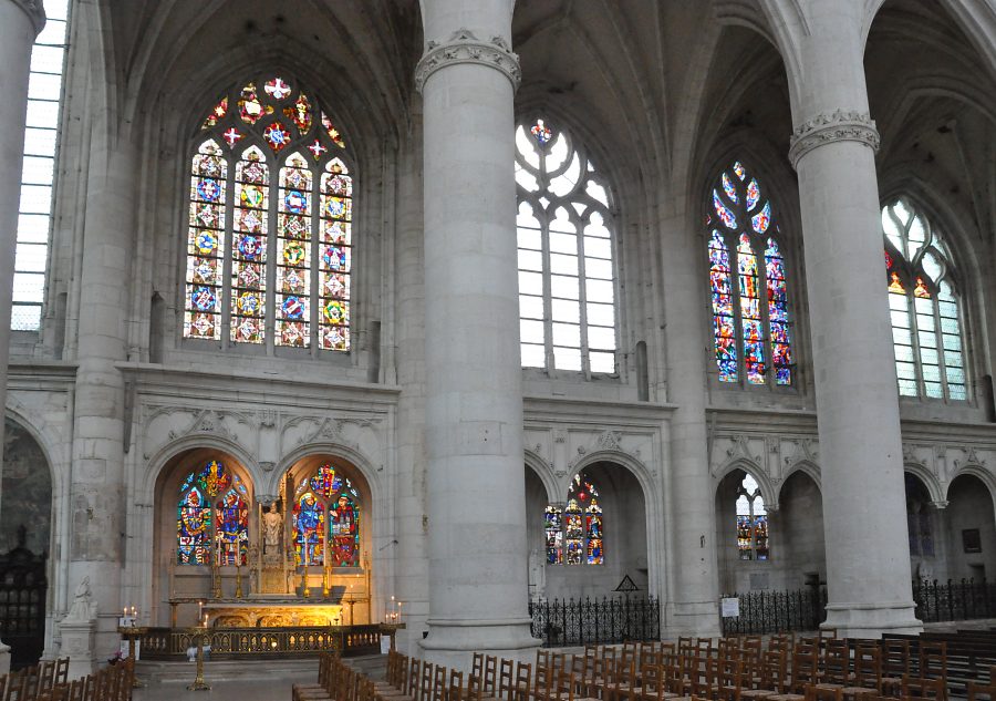 Vue des chapelles latérales sud et des grandes verrières du XIXe siècle