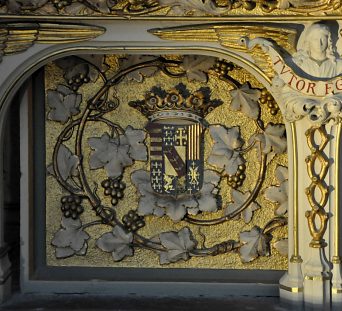 Chapelle Saint-Nicolas : Armoiries dans le soubassement de l'autel