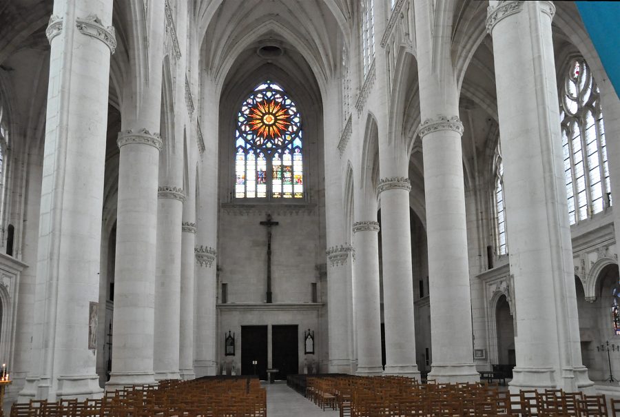 La nef vue de la croisée du transept