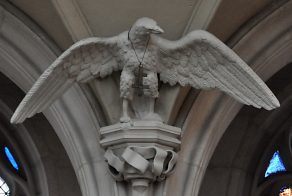 L'aigle en taille réelle au-dessous du grand orgue