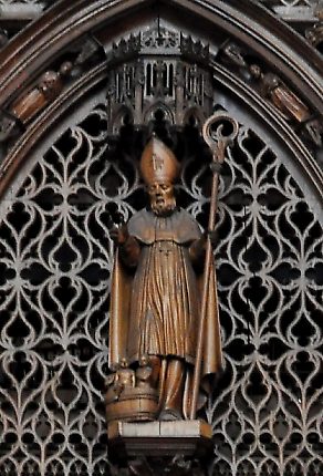 La statue de saint Nicolas trône au centre du buffet