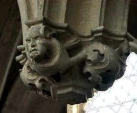 Cul-de-lampe de l'arc central dans une chapelle latérale