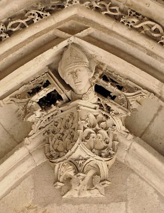 Tête de saint Nicolas et ornementation Renaissance (porte latérale sud)