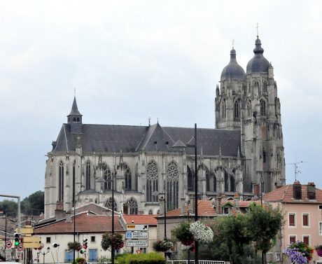 La masse de la «Grande Église» écrase les maisons aux alentours