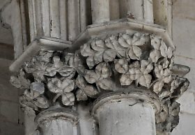 Chapiteaux avec feuilles de lierre