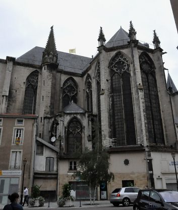 Le chevet et le transept sud avec les bâtiments accolés