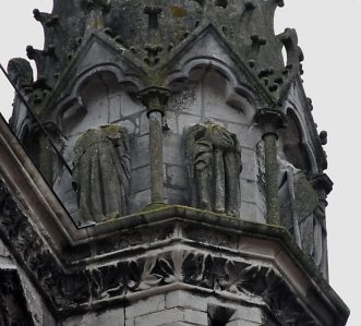 Les statues décapitées sur une tourelle sud près du chevet