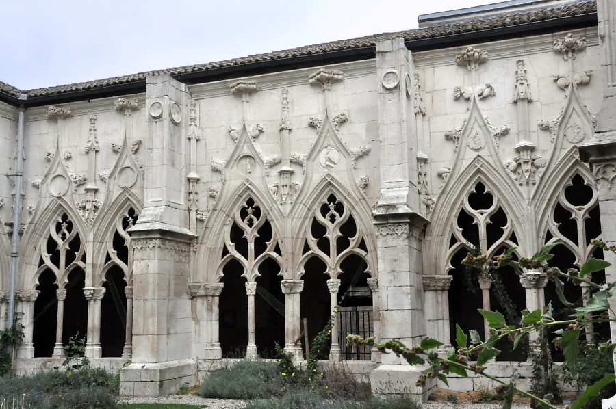 Un côté du cloître et sa suite d'arcades