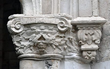 Chapiteau avec grotesques affrontés