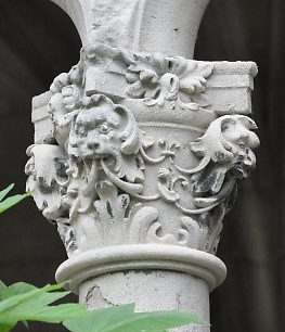 Chapiteau avec grotesques