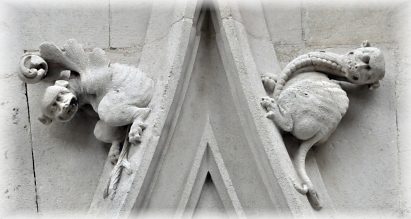 Grotesques sur une arcade