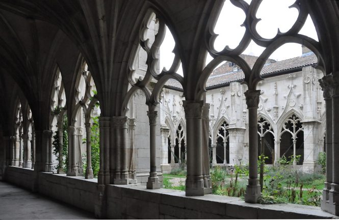 Le cloître vu depuis une allée