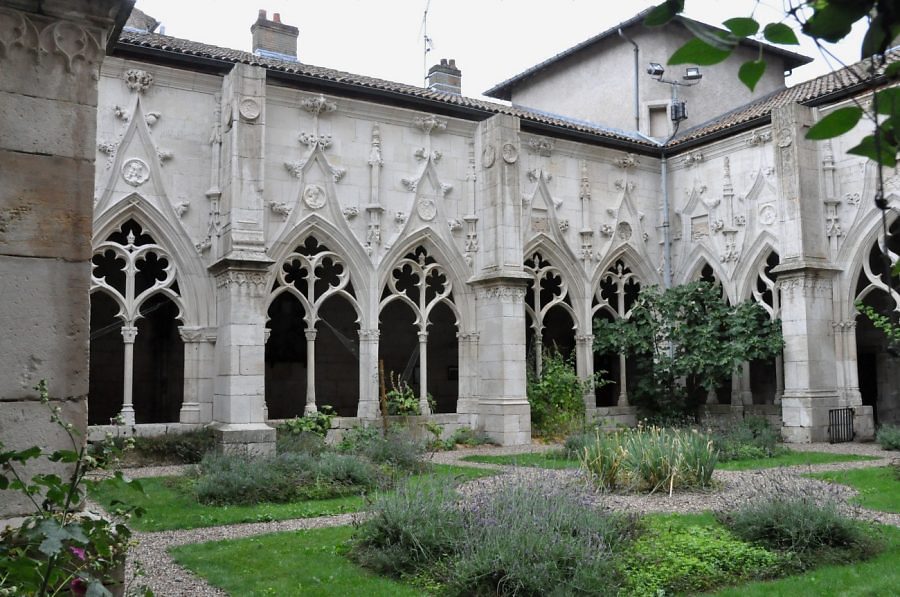 Le cloître avec ses arcades et son jardin