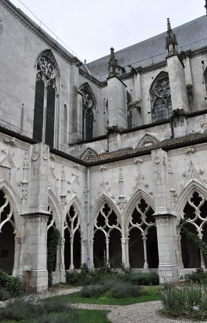 Le cloître avec les murs de l'église