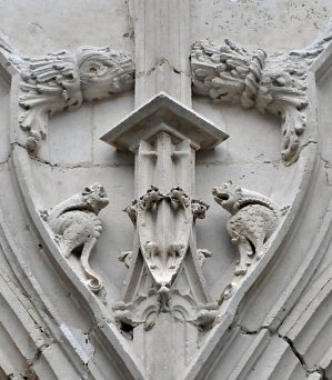 Liaison entre deux arcades avec flore et animaux