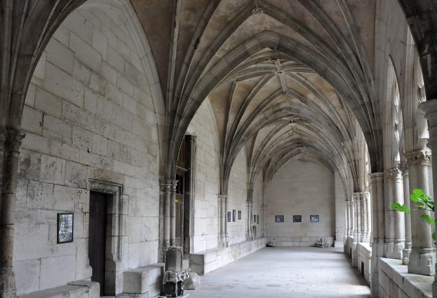 Une allée du cloître avec ses voûtes d'ogives