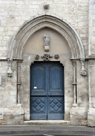 L'entrée de l'ancienne salle des malades est en style gothique