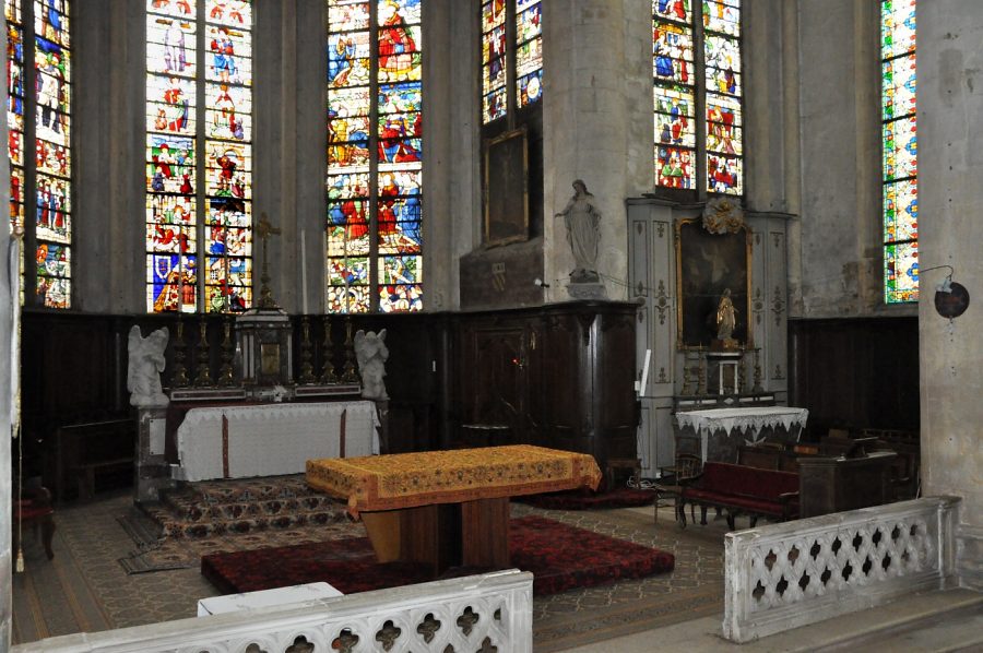 Le chur et l'autel latral de la Vierge