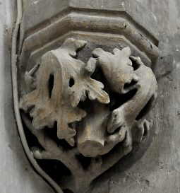 Culot à thème floral dans le transept