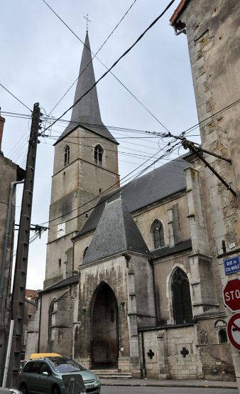 Façade sud-est avec le grand portail et le clocher