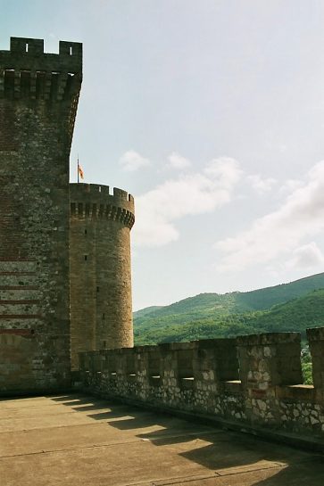 Chemin de ronde et tour carrée du XIIe siècle