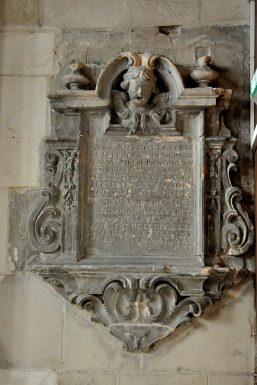 Plaque funraire dans l'entre de l'glise