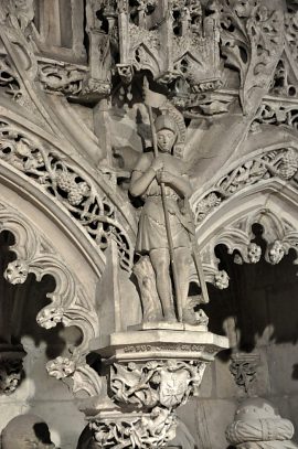 Sculpture d'un soldat romain dans le décor flamboyant