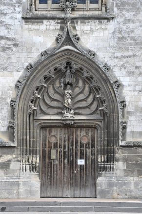 Le portail principal de la façade occidentale