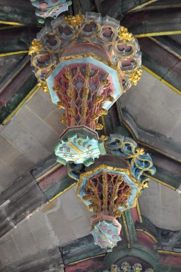 Deux clés pendantes dans une chapelle latérale