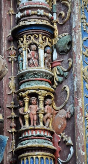 Chapelle Saint-Louis, colonnette avec angelots sur le côté du retable
