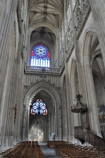 La nef et le revers de la façade en gothique flamboyant