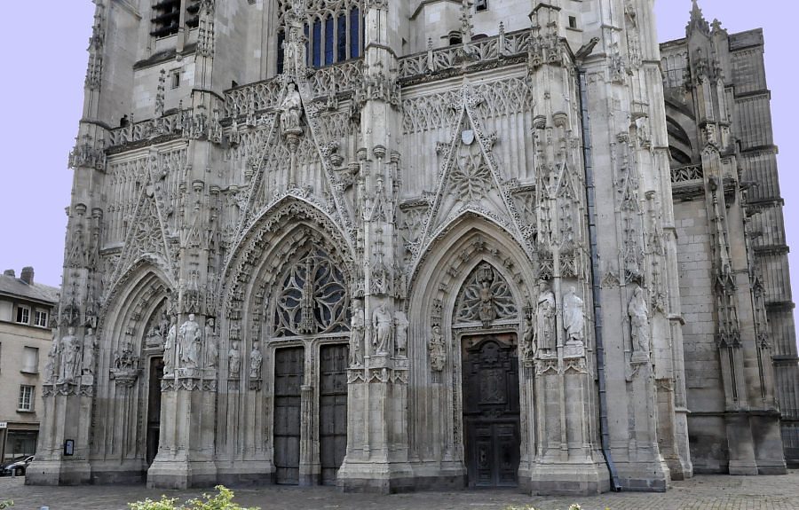 L'ensemble de la façade et ses portails en gothique flamboyant