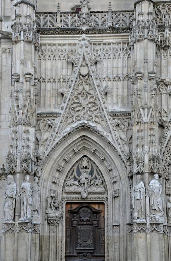 Le portail nord et son décor gothique luxuriant