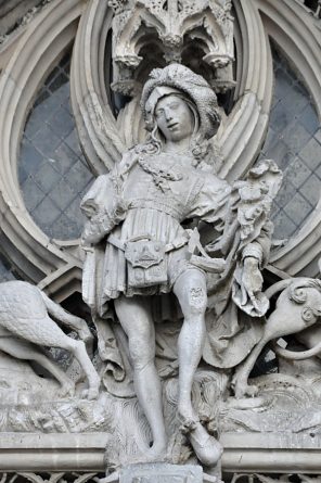 Portail nord, statue très alerte de saint Eustache au centre du fronton