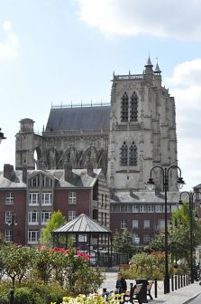 Vue de la collégiale depuis la place Max Lejeune