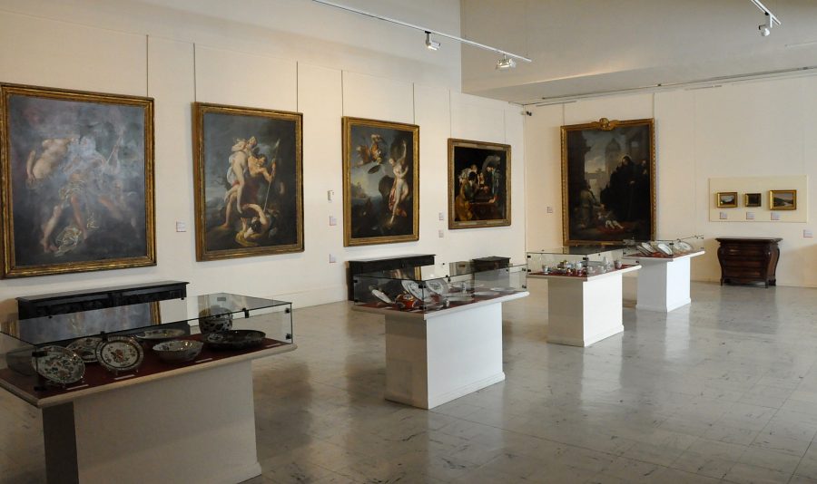 La grande salle du rez-de-chaussée avec toiles du XVIIIe siècle et porcelaines La grande salle du rez-de-chaussée avec toiles du XVIIIe siècle et porcelaines