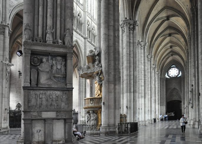 Le bas–côté nord de la cathédrale vu depuis le croisillon nord