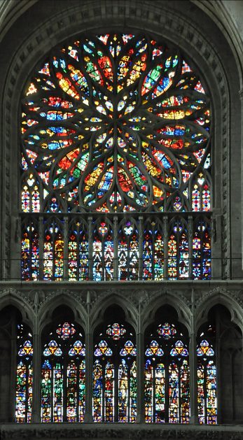 La rose du transept sud (fin XVe–début XVIe siècle) et le triforium