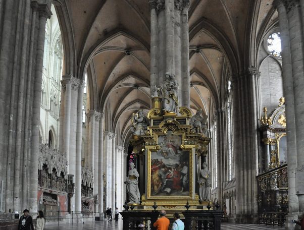 La chapelle Notre-Dame du Pilier Rouge dans le transept sud (1627)