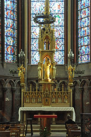 Le retable, sculpté dans le bois et la pierre, date de 1862.