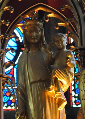 La Vierge à l'Enfant a été réalisée en  cuivre doré par l'orfèvre