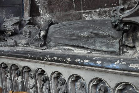 Tombeau de Thomas de Savoie (XIVe siècle) avec une série de pleurants dans le soubassement