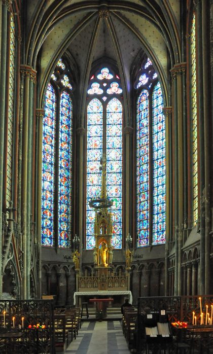 La chapelle axiale Notre-Dame-Drapière avec ses vitraux de Pierre Gaudin (1933