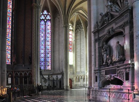 Déambulatoire sud avec le mausolée devant la chapelle axiale